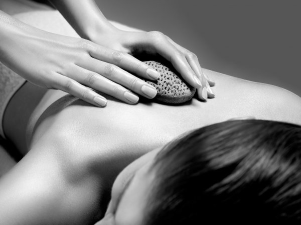 Spa Anwendungen - Peters Hotel Saarland - Hot Stone Massage