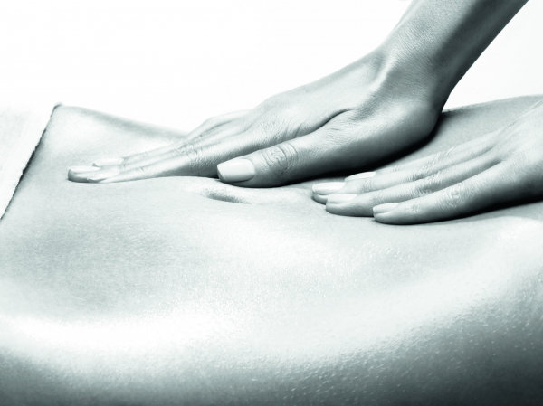 Spa Anwendungen - Peters Hotel Saarland - Kräuterstempel Massage