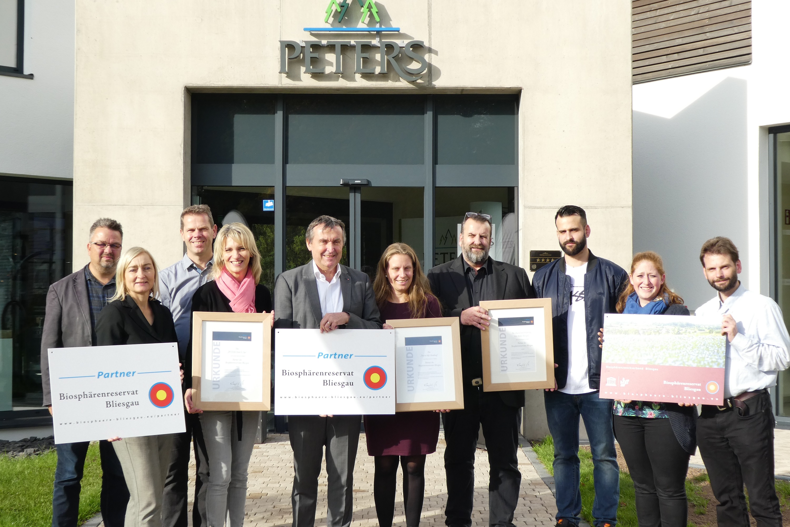 Übergabe Plakette PETERS als Biosphärenpartner