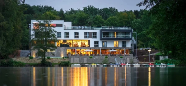 PETERS Hotel & Spa im Saarland am See in der Dämmerung