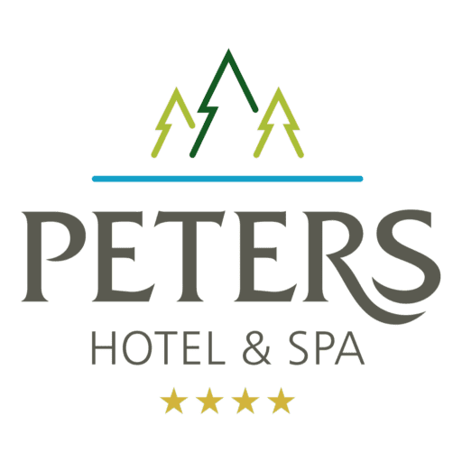 Logo für Peters Hotel & Spa. Das Logo zeigt drei stilisierte grüne Bäume über dem Namen PETERS in großen Buchstaben, mit HOTEL & SPA darunter und vier goldenen Sternen am unteren Rand, alles auf hellem Hintergrund.