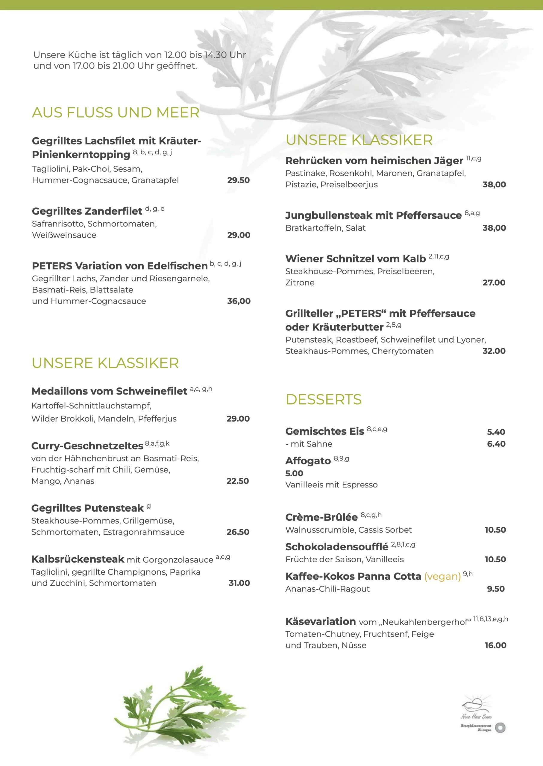 Mittag- & Abendessen - à la carte 3 Eine Speisekarte in deutscher Sprache mit Abschnitten für Fischgerichte, klassische Gerichte und Spezialitäten. Die Preise reichen von 12,50 € bis 36,00 €. Der Hintergrund zeigt ein dezentes Blattmuster.