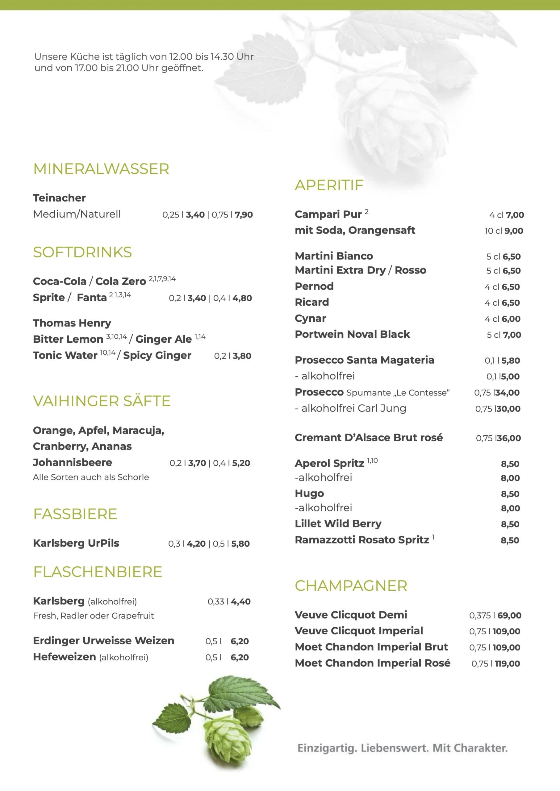 Mittag- & Abendessen - à la carte 4 Eine Getränkekarte in deutscher Sprache mit einer Auflistung von Mineralwasser, alkoholfreien Getränken, Säften, Fassbier, Flaschenbier, Aperitifs und Champagner, mit Preisen, vor hellem Hintergrund und grünen dekorativen Akzenten.