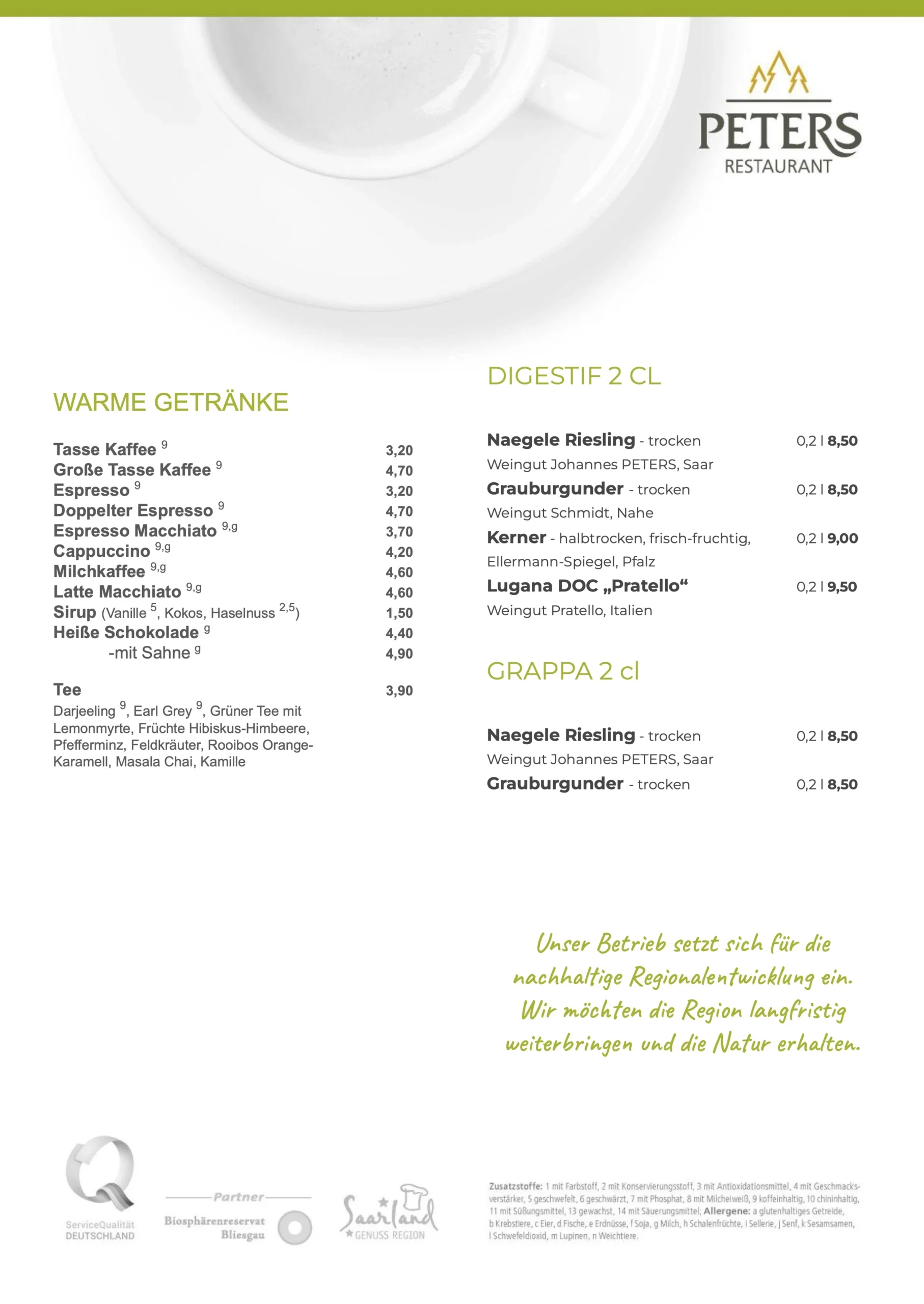 Mittag- & Abendessen - à la carte 6 Menüseite von Peters Restaurant mit Preisen für Heißgetränke wie Kaffee, Espresso, Tee, heiße Schokolade und alkoholische Getränke wie Wein und Grappa, mit einem Hinweis auf nachhaltige regionale Produkte am Ende.