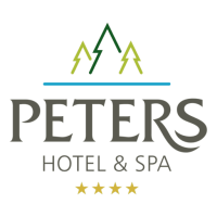 Logo für Peters Hotel & Spa. Das Logo zeigt drei stilisierte grüne Bäume über dem Namen PETERS in großen Buchstaben, mit HOTEL & SPA darunter und vier goldenen Sternen am unteren Rand, alles auf hellem Hintergrund.